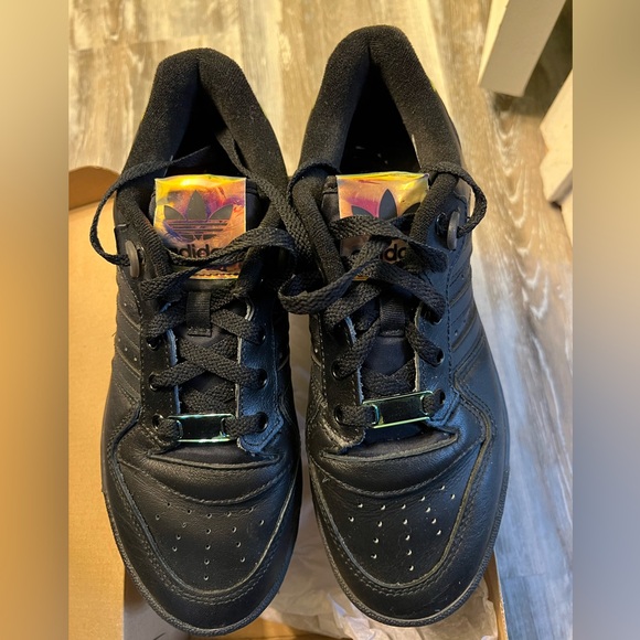 Women’s Rivalry Low (iridescent Originals symbol) - Picture 2 of 3